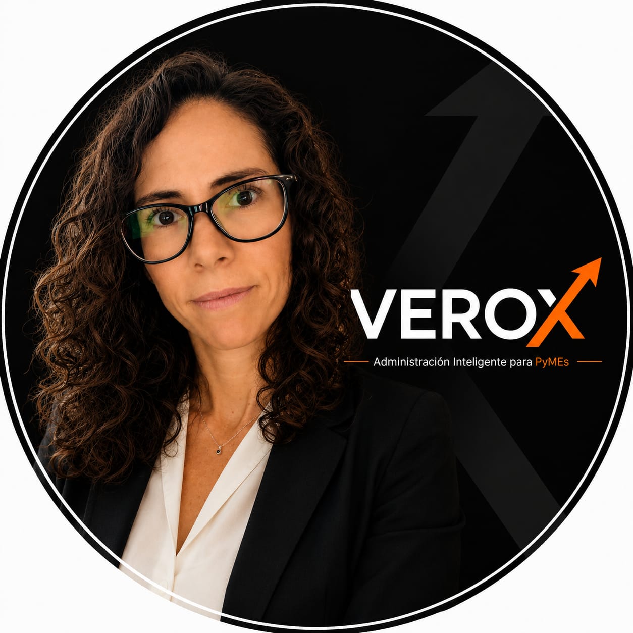 Romina, especialista en gestión administrativa y socia de VEROX